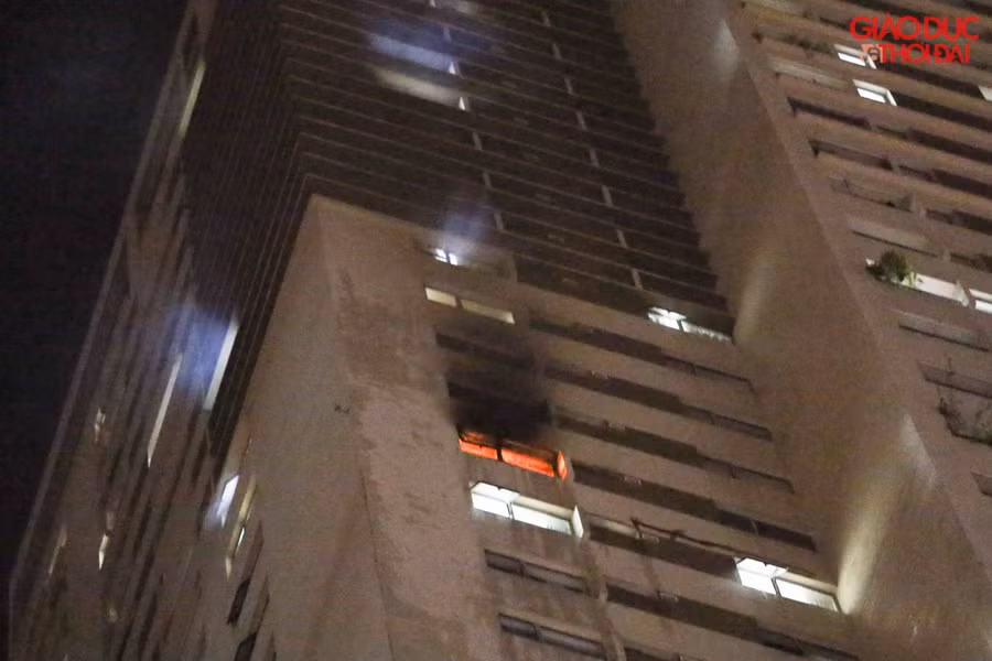 Ngọn lửa bùng phát từ tầng 30 của toà nhà CT3, The Pride