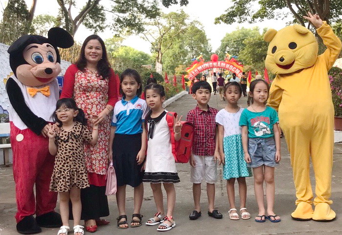 Cô Bùi Thị Kim Chi cùng các học trò của mình Cô Bùi Thị Kim Chi cùng các học trò của mình