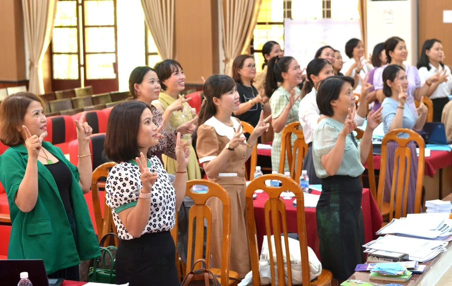 Một buổi học của Khóa Tập huấn, bồi dưỡng giáo viên và cán bộ quản lý cốt cán mầm non khu vực miền Trung.