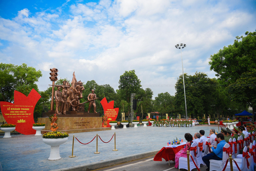 Vị trí này vừa đảm bảo trang trọng, trang nghiêm vừa gần gũi với người dân thành phố, có không gian phù hợp, tạo điều kiện thuận lợi cho tổ chức các hoạt động sinh hoạt chính trị, văn hóa của cán bộ, chiến sĩ Công an, đồng thời là nơi sinh hoạt cộng đồng của nhân dân thành phố và nhân dân cả nước cũng như khách quốc tế khi đến với Thủ đô.