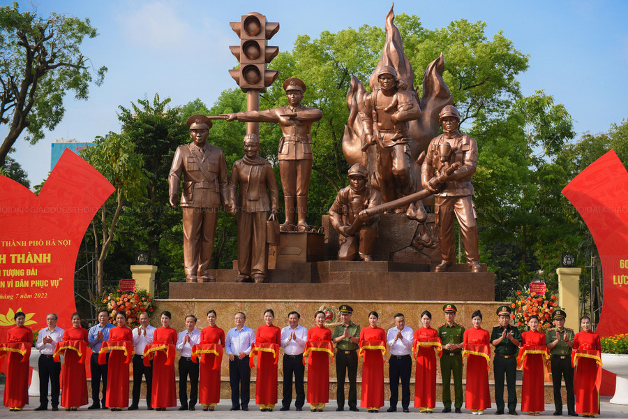 Đại biểu cắt băng khánh thành tượng đài &apos; Công an nhân dân vì dân phục vụ&apos;.