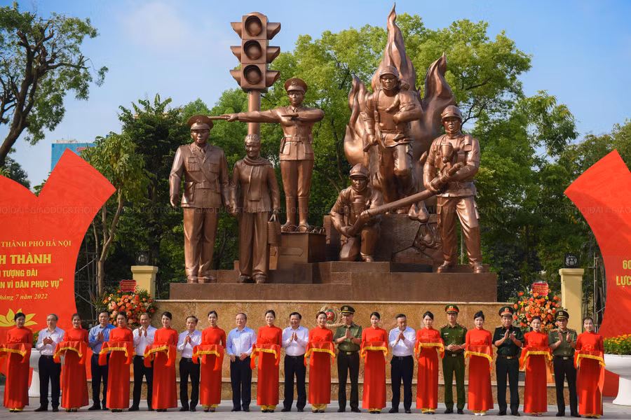 Đại biểu cắt băng khánh thành tượng đài ' Công an nhân dân vì dân phục vụ'.