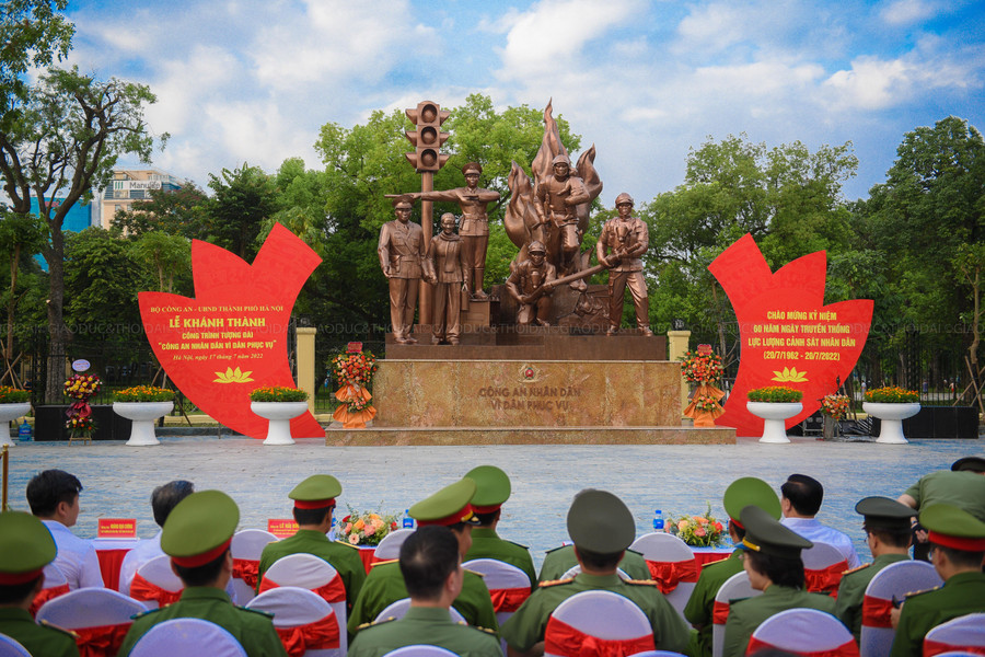 Vị trí tượng đài nằm sát tường rào Công viên Thống Nhất trên đường Trần Nhân Tông (đoạn từ cổng công viên đến đường Quang Trung (quận Hai Bà Trưng, Hà Nội).