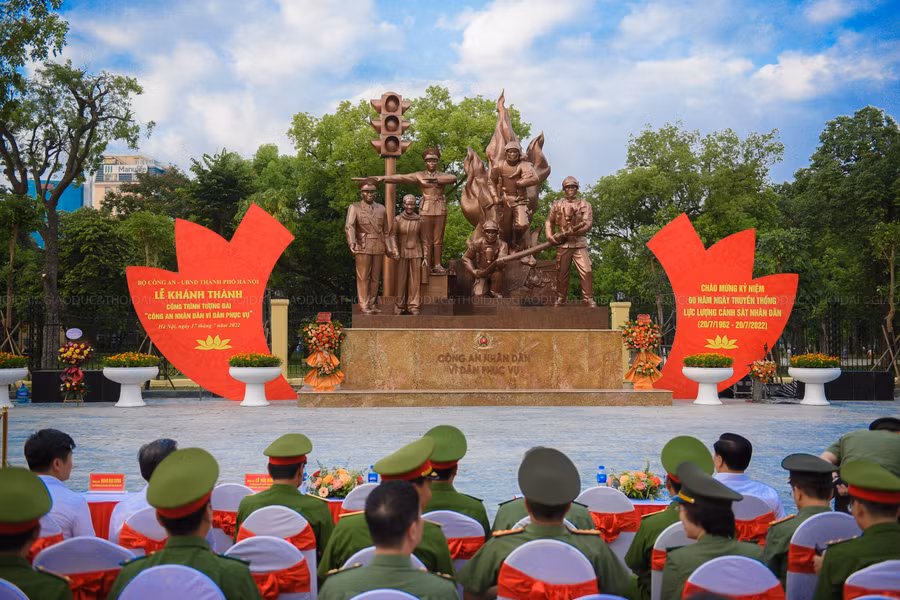 Vị trí tượng đài nằm sát tường rào Công viên Thống Nhất trên đường Trần Nhân Tông (đoạn từ cổng công viên đến đường Quang Trung (quận Hai Bà Trưng, Hà Nội).