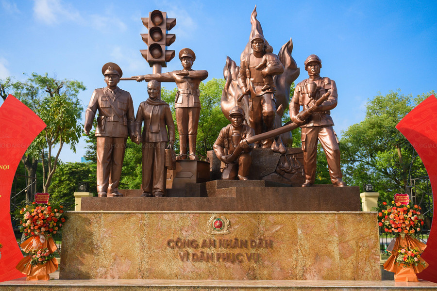 Tượng đài gồm 7 nhân vật, cao khoảng 7,2m. Chất liệu là ép đồng công nghệ mới.