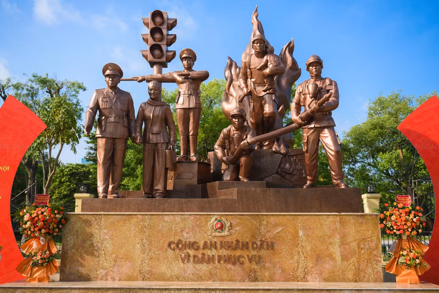 Tượng đài gồm 7 nhân vật, cao khoảng 7,2m. Chất liệu là ép đồng công nghệ mới.