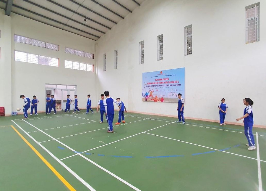 Điểm thi đấu tại Nhà đa năng Trường THPT Đông Hà.