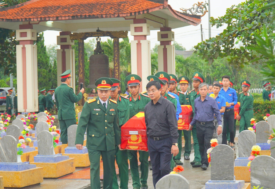 Lãnh đạo huyện Cam Lộ và Sư đoàn 968 di chuyển hài cốt liệt sĩ đến nơi an táng. Lãnh đạo huyện Cam Lộ và Sư đoàn 968 di chuyển hài cốt liệt sĩ đến nơi an táng.