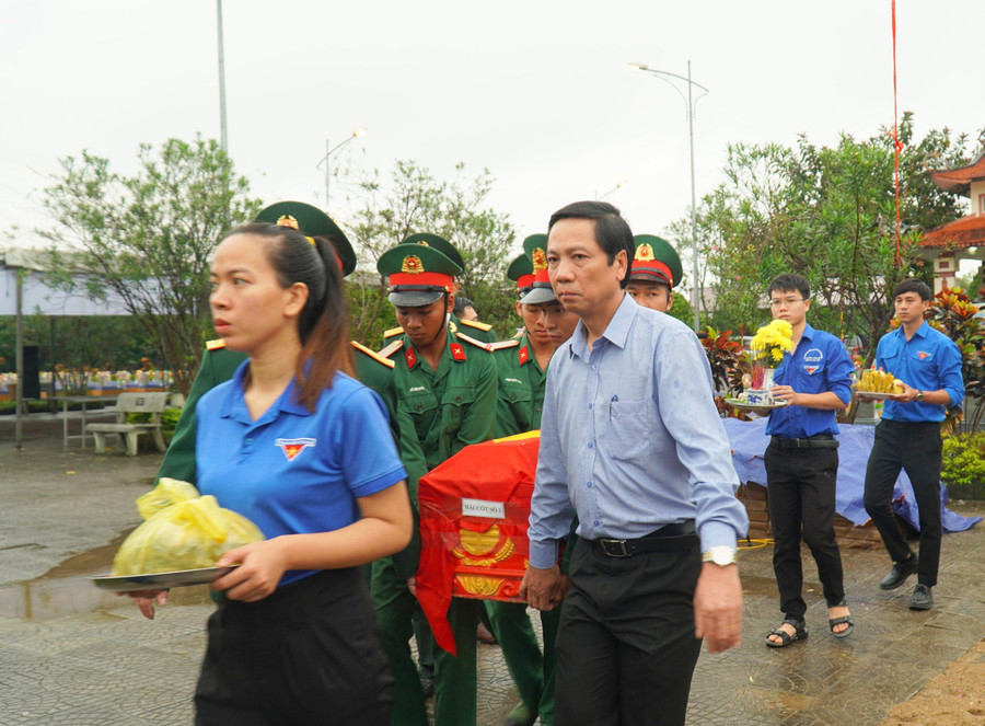 Phó Chủ tịch UBND tỉnh Quảng Trị - ông Hoàng Nam cùng lãnh đạo huyện Cam Lộ dự Lễ truy điệu và an táng các liệt sĩ.