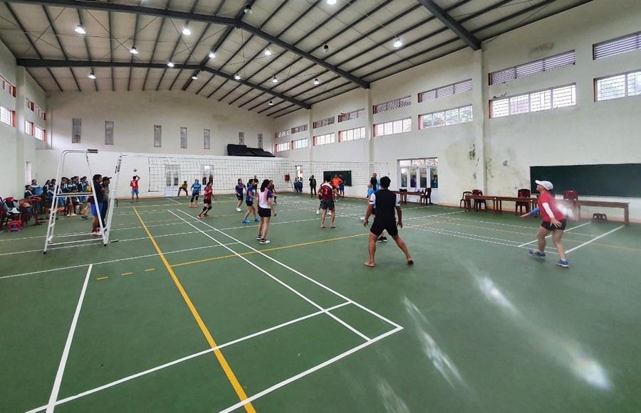 Các vận động viên thuộc Sở GD&amp;ĐT Quảng Trị tập luyện trước giải thi đấu.