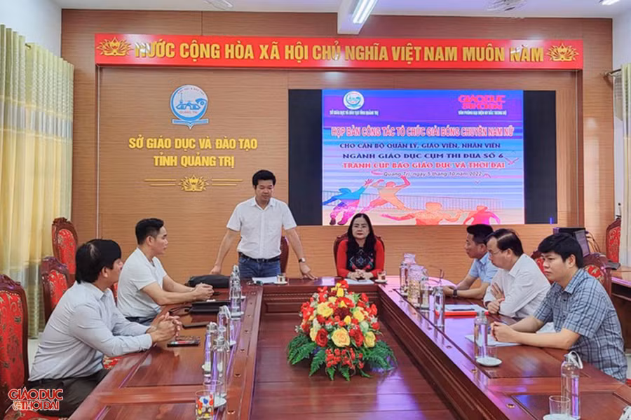 Trước đó, Văn phòng Báo GD&amp;TĐ khu vực Miền Trung – Tây Nguyên và Sở GD&amp;ĐT Quảng Trị họp bàn công tác tổ chức giải bóng chuyền Nam, Nữ dành cho cán bộ quản lý, giáo viên, nhân viên ngành Giáo dục Cụm thi đua số 6, tranh Cúp Báo Giáo dục và Thời đại. Cuộc họp có sự tham gia của T.S Lê Thị Hương – Giám đốc Sở GD&amp;ĐT tỉnh Quảng Trị, đơn vị đồng tổ chức giải; Nhà báo Nguyễn Văn Dũng - Trưởng Văn phòng đại diện Báo GD&amp;TĐ khu vực Miền Trung - Tây Nguyên, Trưởng Ban tổ chức giải.