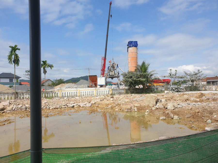 Trạm trộn bê tông phát sinh khói bụi ô nhiễm. Ảnh: T. Hiếu.