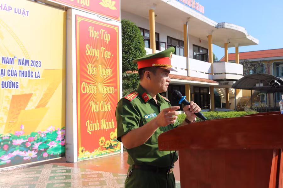 Trung tá Nguyễn Viết Hải chia sẻ nội dung phòng, chống bạo lực học đường.