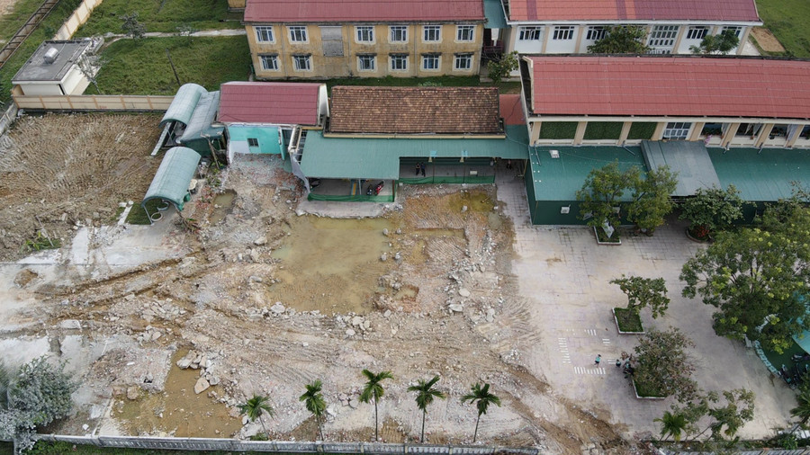 Trong khi chờ xây dựng trường mới, giáo viên và học sinh vẫn dạy và học ở gần công trường.