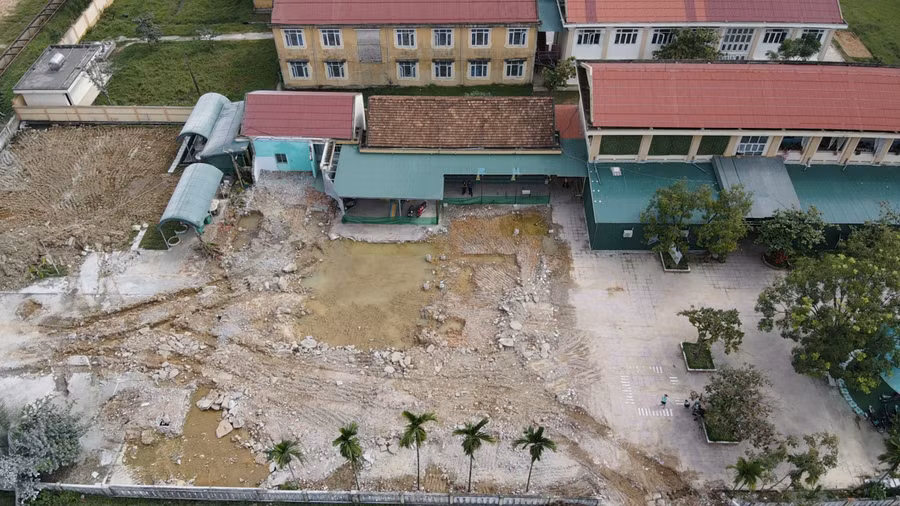 Trong khi chờ xây dựng trường mới, giáo viên và học sinh vẫn dạy và học ở gần công trường. Trong khi chờ xây dựng trường mới, giáo viên và học sinh vẫn dạy và học ở gần công trường.