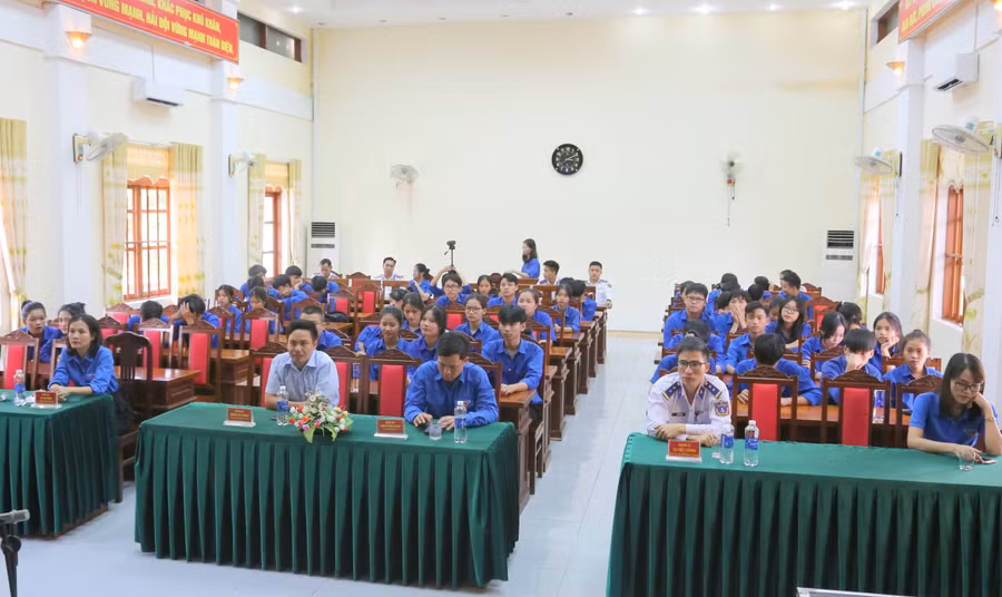 Học sinh được giáo dục tình yêu biển đảo, cũng như tầm quan trọng của việc bảo vệ và giữ vững chủ quyền biển đảo thiêng liêng của Tổ Quốc.