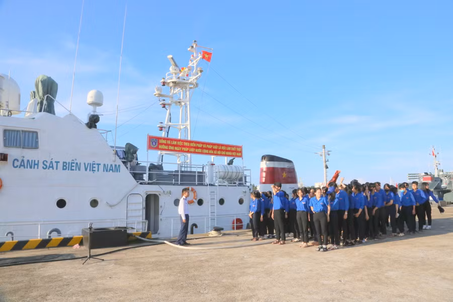 Các đoàn viên, thanh niên và học sinh thăm tàu cảnh sát biển tại Hải đội 202.