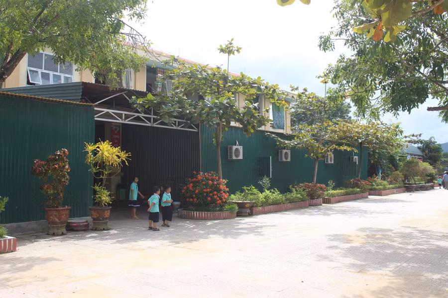 Trường được xây dựng 3 phòng học tạm để dạy học.