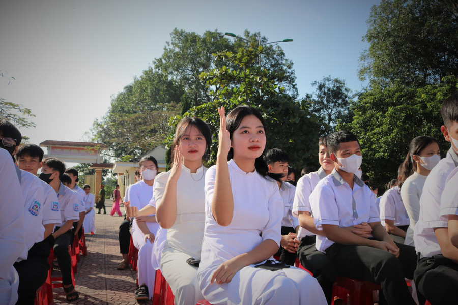 Học sinh trao đổi ý kiến với báo cáo viên. Học sinh trao đổi ý kiến với báo cáo viên.