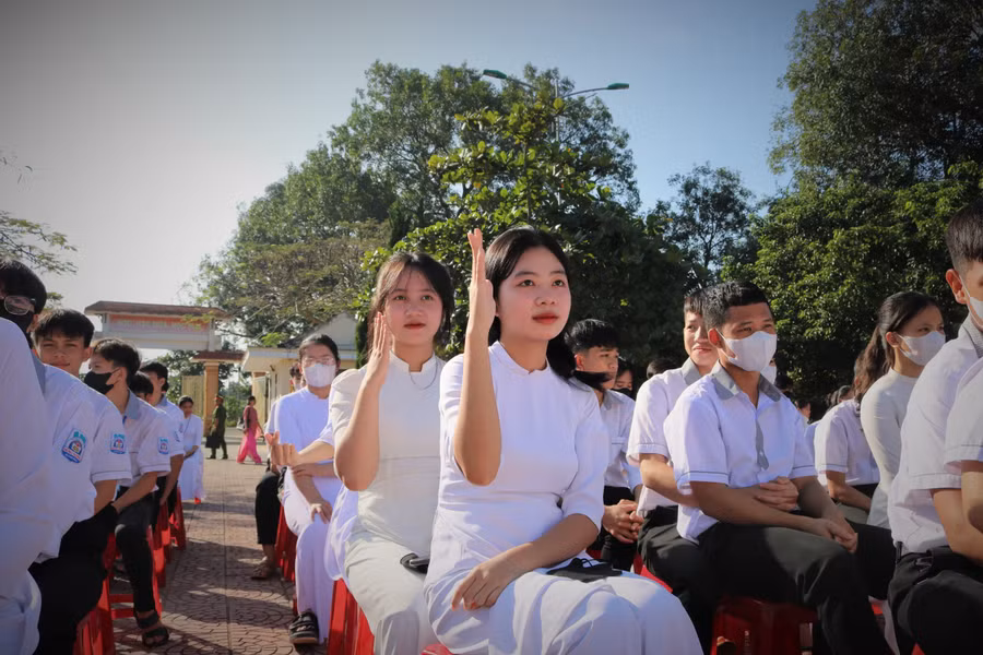 Học sinh trao đổi ý kiến với báo cáo viên.