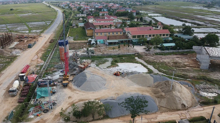 Trạm trộn bê tông nằm gần trường học và khu dân cư gây ảnh hưởng môi trường.