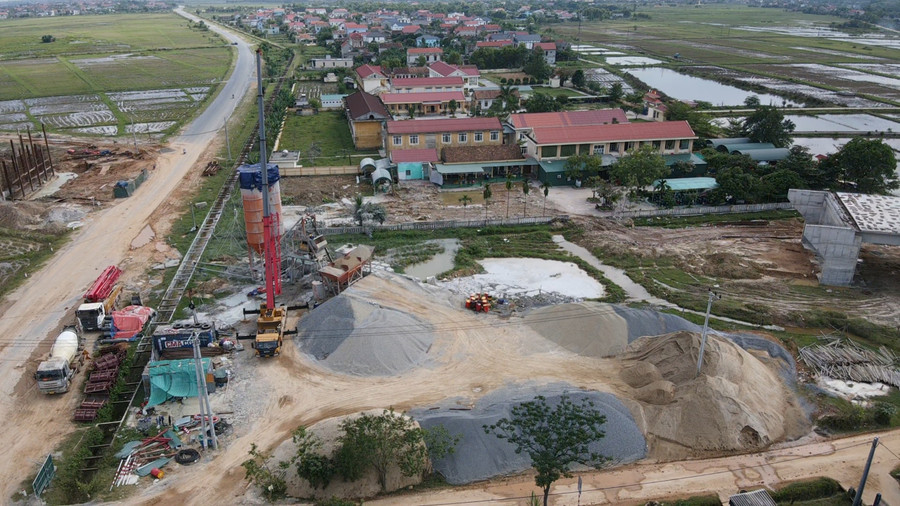 Trạm trộn bê tông nằm gần trường học và khu dân cư gây ảnh hưởng môi trường.