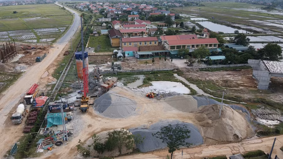 Trạm trộn bê tông nằm gần trường học và khu dân cư gây ảnh hưởng môi trường.