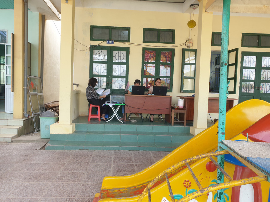 Cô giáo kê bàn làm việc ngoài hành lang.