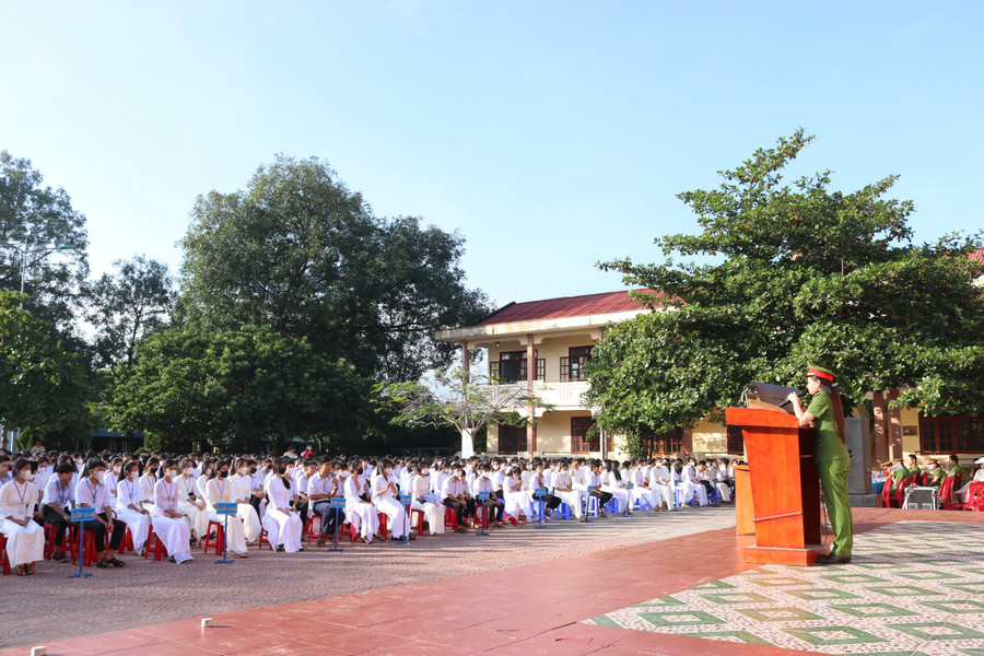 Cán bộ Cao Thị Phương Thảo chia sẻ về tác hại của thuốc lá điện tử. Cán bộ Cao Thị Phương Thảo chia sẻ về tác hại của thuốc lá điện tử.