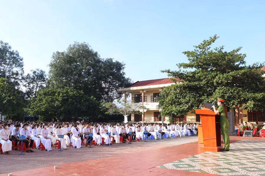 Cán bộ Cao Thị Phương Thảo chia sẻ về tác hại của thuốc lá điện tử.