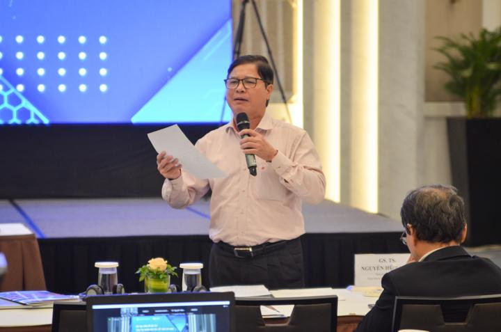 Đại biểu tham luận tại phiên hội thảo