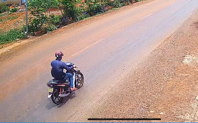 Đối tượng điều khiển xe mô tô gây án được camera an ninh ghi lại.