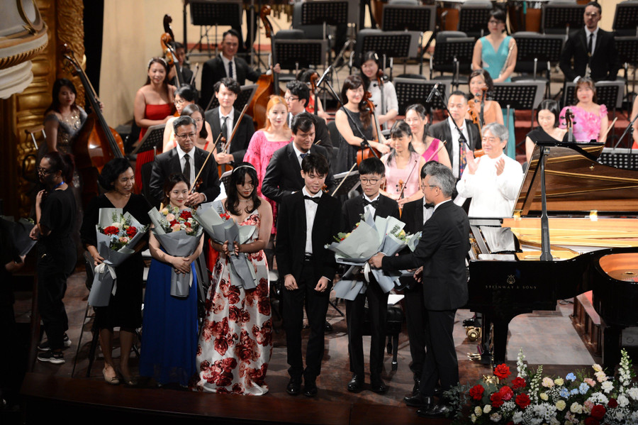 Đại diện VYMI chúc mừng các tài năng âm nhạc trẻ sau thành công của đêm nhạc.