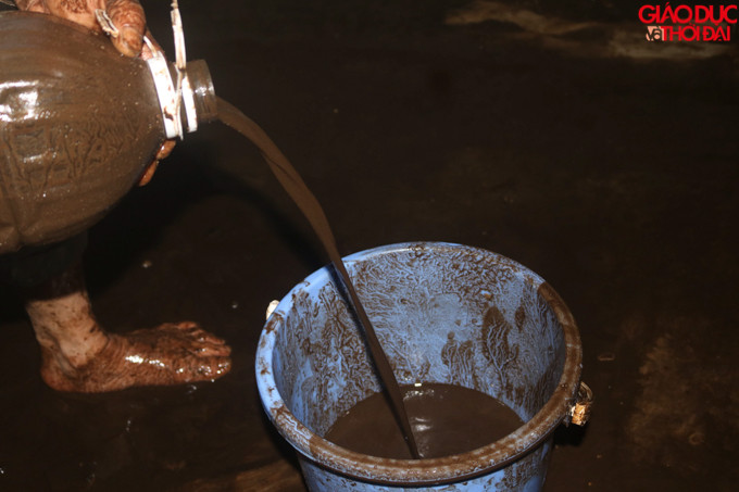 Theo ông Trần Quốc Hưng – Ban quản lý tòa nhà, việc thau rửa tại đây bắt đầu thực hiện từ hôm 19/10, ngay sau khi nhận thông tin nguồn nước cơ bản ổn định trở lại và khi đơn vị cấp nước xác nhận việc ô nhiễm nguồn nước hôm 17/10.