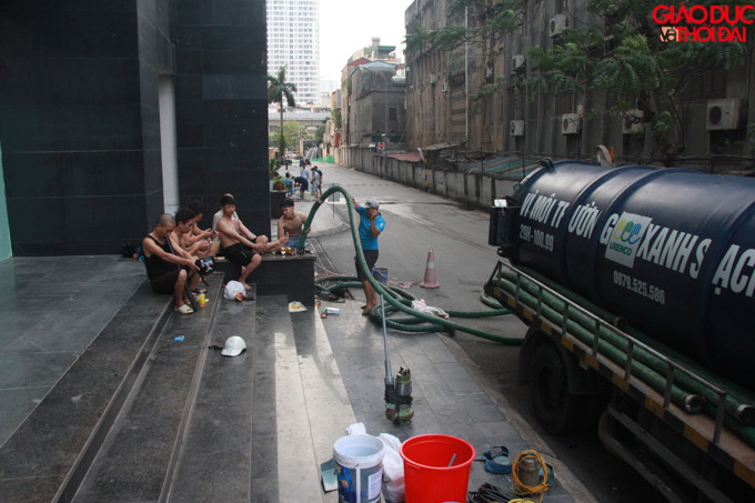 Bể ngầm tại toà nhà Golden Land được thau, rửa từ ngày 19/10.