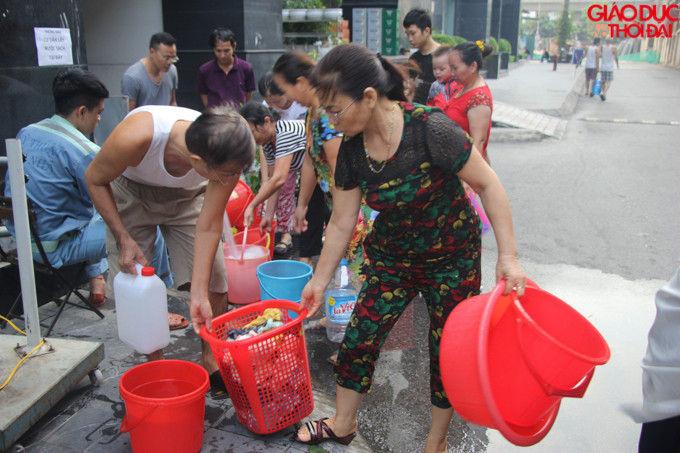 Ngày 21/10, chung cư Golden Land Buiding (275 Nguyễn Trãi, Hà Nội) tiến hành thau bể nước tại 3 tòa nhà sau nhiều ngày cắt nước hoàn toàn.
