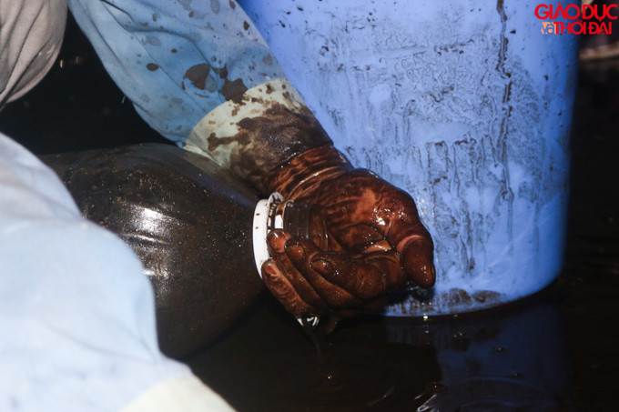 Bể ngầm tại toà nhà trên được chia làm 3 bể thông nhau, phần nước lắng đọng trong bể ngầm đục ngầu và bốc mùi dầu cực kì khó chịu. Không chỉ bốc mùi, phần cặn ở đáy bể còn nước đục đặc quánh và có váng như "váng dầu".