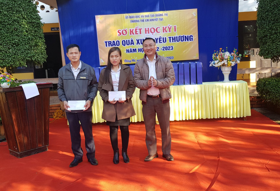 Thầy Đạt đón nhận sự chia sẻ của đại diện Công đoàn ngành Giáo dục Quảng Trị. (Ảnh: Minh Châu). Thầy Đạt đón nhận sự chia sẻ của đại diện Công đoàn ngành Giáo dục Quảng Trị. (Ảnh: Minh Châu).