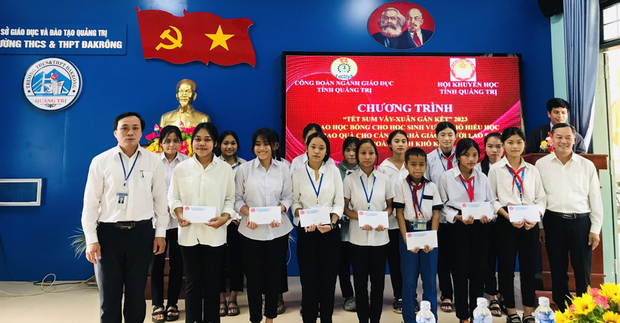 Chăm lo Tết cho giáo viên, học sinh khó khăn tại Quảng Trị ảnh 1 Chăm lo Tết cho giáo viên, học sinh khó khăn tại Quảng Trị ảnh 1