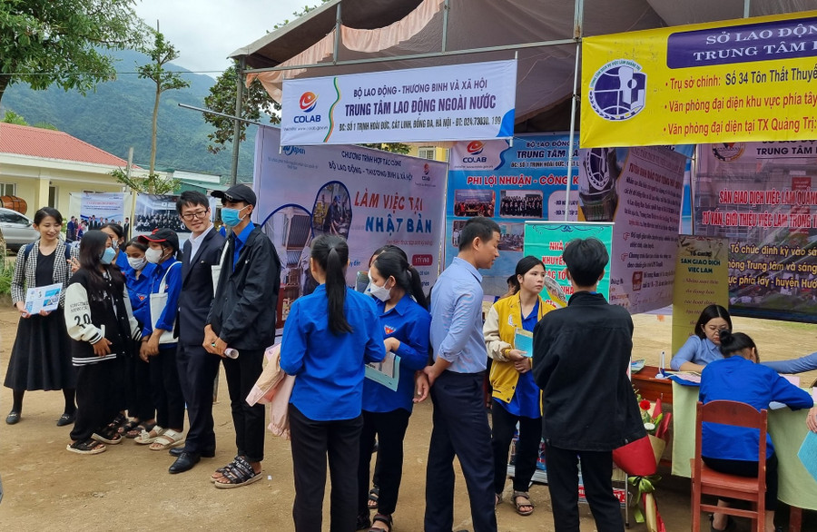 Việc định hướng nghề nghiệp cho học sinh miền núi giúp các em có nhiều lựa chọn hơn. Việc định hướng nghề nghiệp cho học sinh miền núi giúp các em có nhiều lựa chọn hơn.