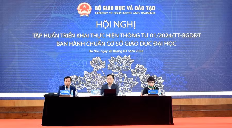 Thứ trưởng Hoàng Minh Sơn (ở giữa) chủ trì thảo luận tại Hội nghị.