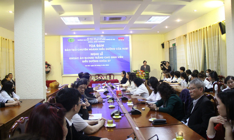 Toàn cảnh buổi lễ và chương trình tọa đàm về đào tạo chuyên ngành điều dưỡng. Toàn cảnh buổi lễ và chương trình tọa đàm về đào tạo chuyên ngành điều dưỡng.