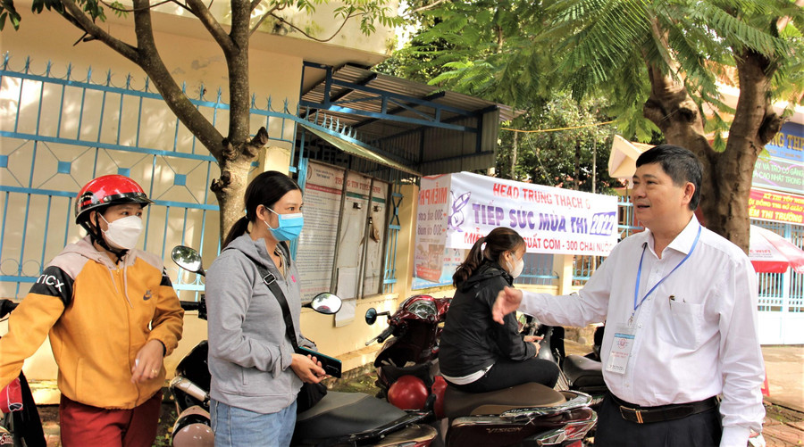 Ông Phạm Đăng Khoa động viên các bậc phụ huynh đang đợi con dự thi tại điểm thi THPT Lê Hữu Trác. Ông Phạm Đăng Khoa động viên các bậc phụ huynh đang đợi con dự thi tại điểm thi THPT Lê Hữu Trác.