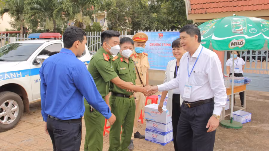 Ông Phạm Đăng Khoa động viên các lực lượng làm nhiệm vụ thi tại điểm thi THPT Cư M'Gar