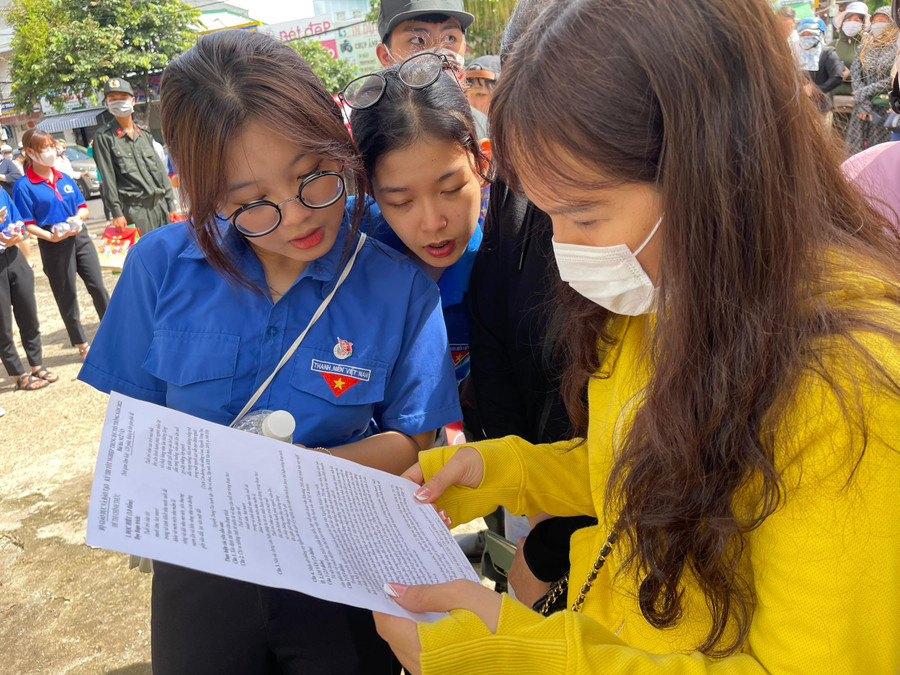 Phụ huynh và thí sinh bàn luận đề thi môn ngữ Văn. Phụ huynh và thí sinh bàn luận đề thi môn ngữ Văn.