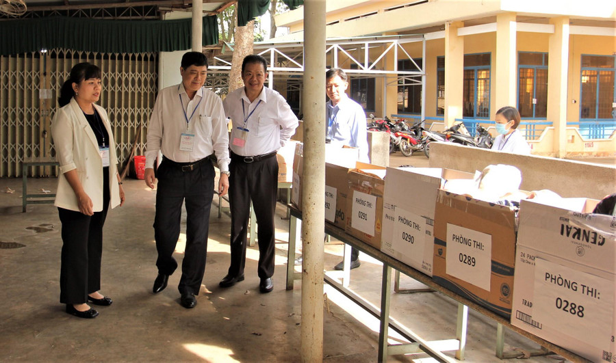Bà H' Yim Kđoh và ông Phạm Đăng Khoa kiểm tra khu vực bố trí đựng vật dụng, tư trang của thí sinh theo Quy chế thi, tại điểm thi THPT Lê Hữu Trác. Bà H' Yim Kđoh và ông Phạm Đăng Khoa kiểm tra khu vực bố trí đựng vật dụng, tư trang của thí sinh theo Quy chế thi, tại điểm thi THPT Lê Hữu Trác.