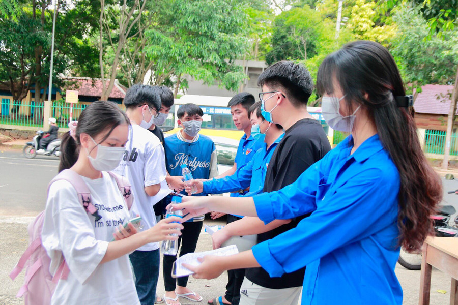 Thí sinh đến từ sớm tại điểm thi Trường THPT Hồng Đức. Thí sinh đến từ sớm tại điểm thi Trường THPT Hồng Đức.