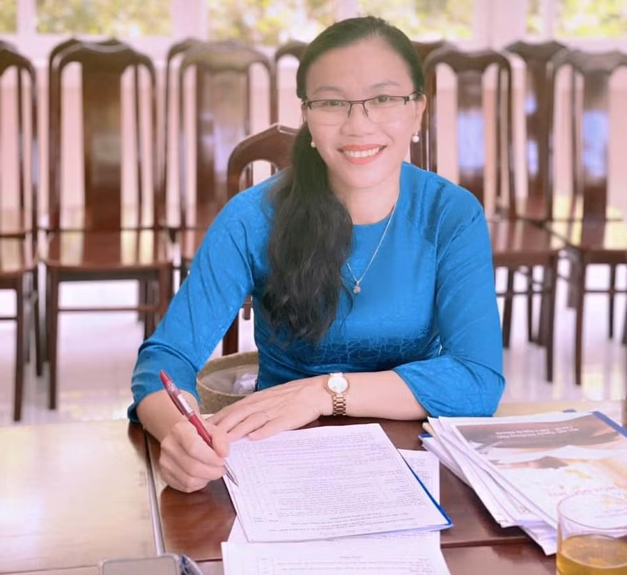 Cô giáo Nguyễn Thị Tăng nhận xét đề thi môn Ngữ văn ngay sau khi kết thúc môn thi vào sáng 7/7. Cô giáo Nguyễn Thị Tăng nhận xét đề thi môn Ngữ văn ngay sau khi kết thúc môn thi vào sáng 7/7.