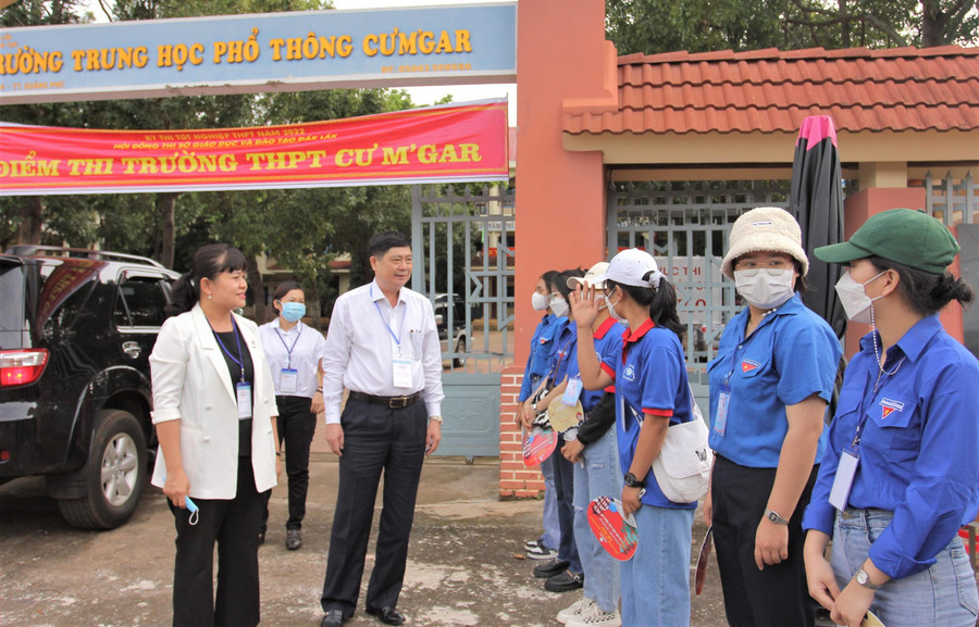 Bà H' Yim Kđoh và ông Phạm Đăng Khoa động viên đội tiếp sức mùa thi tại điểm thi THPT Cư M'Gar. Bà H' Yim Kđoh và ông Phạm Đăng Khoa động viên đội tiếp sức mùa thi tại điểm thi THPT Cư M'Gar.