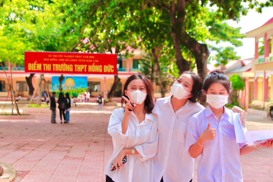 Các thí sinh tự tin trước giờ làm bài thi môn Ngữ văn. Các thí sinh tự tin trước giờ làm bài thi môn Ngữ văn.